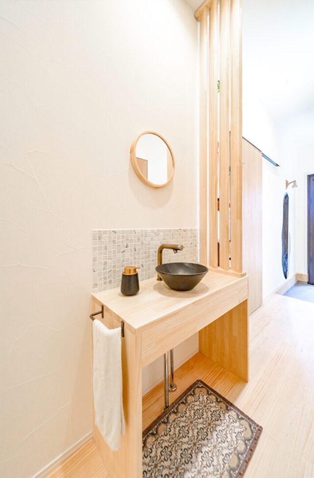 デザイン美と家事ラク機能が共演する南国リゾートのように明るく開放的な平屋 - トータルハウジング - 手洗いスペース