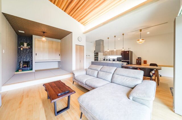 デザイン美と家事ラク機能が共演する南国リゾートのように明るく開放的な平屋 - トータルハウジング - LDK