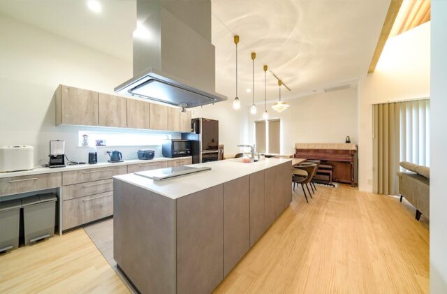 デザイン美と家事ラク機能が共演する南国リゾートのように明るく開放的な平屋 - トータルハウジング - キッチン