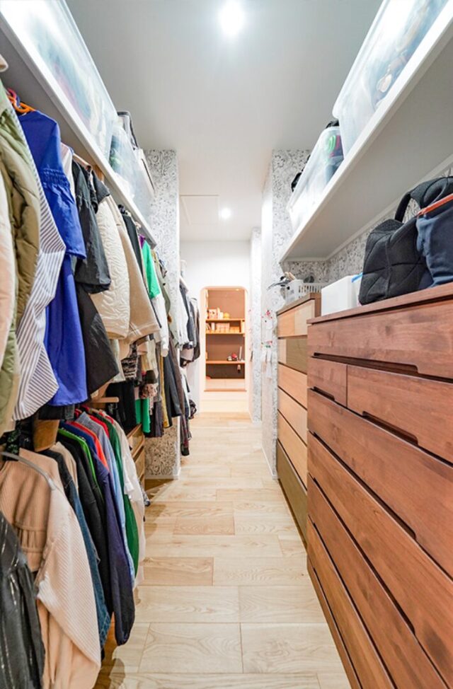 デザイン美と家事ラク機能が共演する南国リゾートのように明るく開放的な平屋 - トータルハウジング - ファミクロ