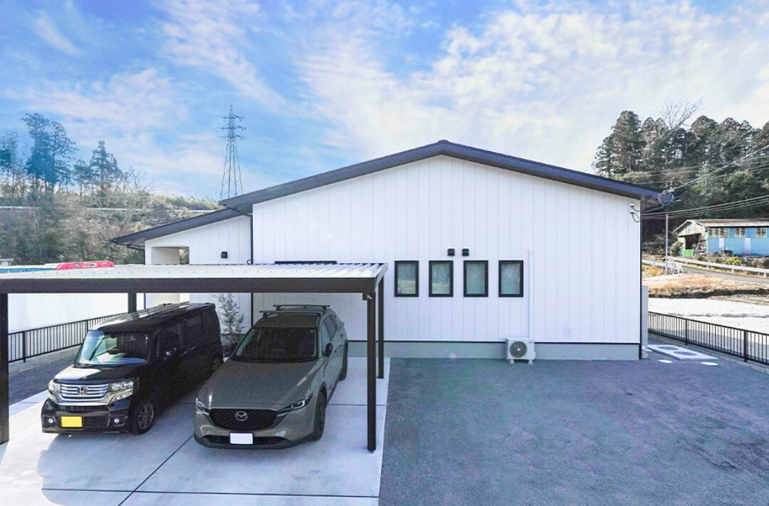 素材で魅せるシンプル×ナチュラルな回遊動線で快適な平屋