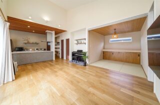 素材で魅せるシンプル×ナチュラルな回遊動線で快適な平屋 - トータルハウジング - LDK・和室