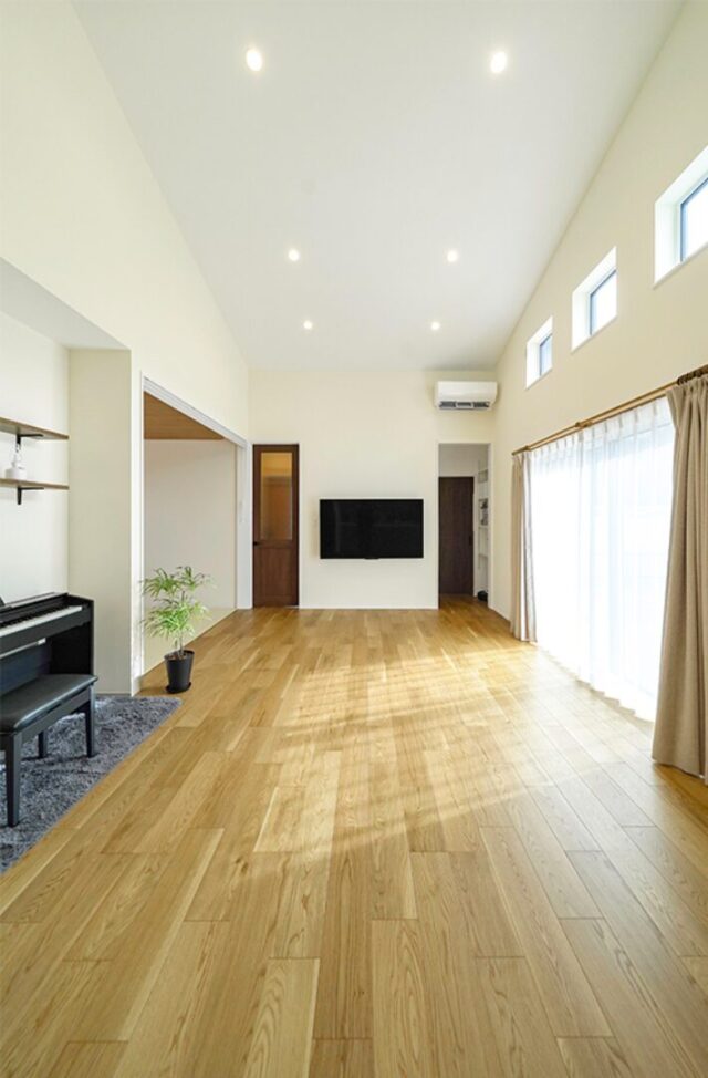 素材で魅せるシンプル×ナチュラルな回遊動線で快適な平屋 - トータルハウジング - リビング