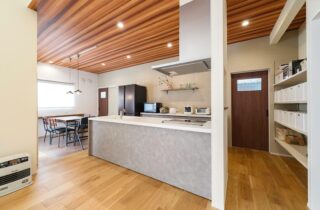 素材で魅せるシンプル×ナチュラルな回遊動線で快適な平屋 - トータルハウジング - キッチン