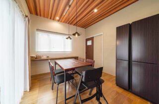 素材で魅せるシンプル×ナチュラルな回遊動線で快適な平屋 - トータルハウジング - ダイニング