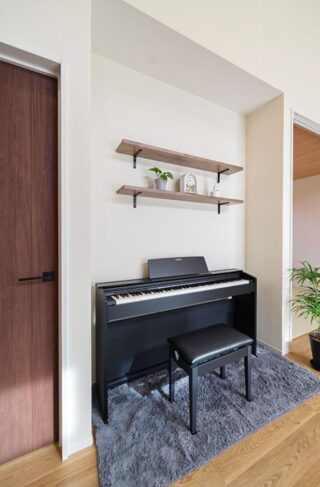 素材で魅せるシンプル×ナチュラルな回遊動線で快適な平屋 - トータルハウジング - ピアノ