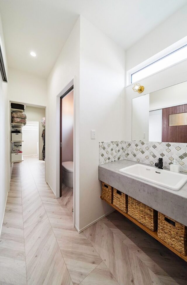 素材で魅せるシンプル×ナチュラルな回遊動線で快適な平屋 - トータルハウジング - 洗面スペース