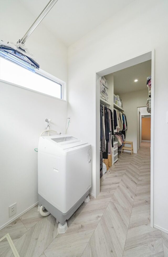 素材で魅せるシンプル×ナチュラルな回遊動線で快適な平屋 - トータルハウジング - 洗濯・収納