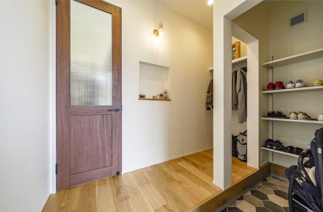 素材で魅せるシンプル×ナチュラルな回遊動線で快適な平屋 - トータルハウジング - 玄関