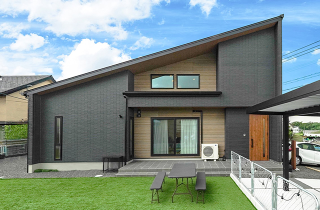 黒×木目調にふかし壁が魅せるシンプルモダンな半平屋