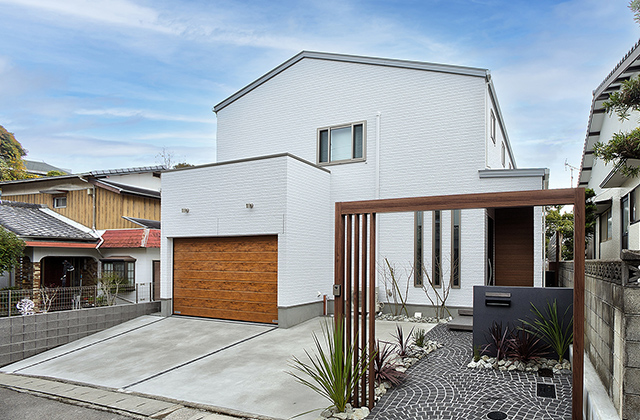 大開口窓と吹き抜けLDKの開放感を極めたインナーガレージハウス - 空感考房CO.CO