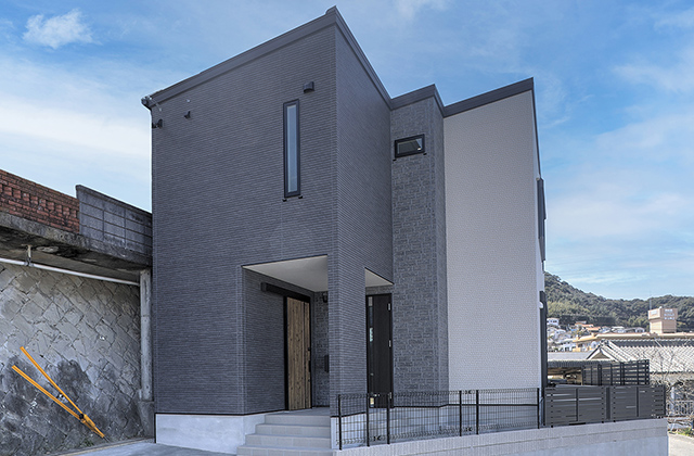 プライバシーと絆が調和する洗練されたモノトーンの完全分離型二世帯住宅 - 空感考房CO.CO