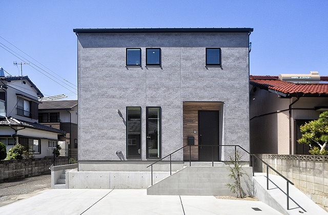 洗練グレーと木目の温もりのキューブ型モダンハウス