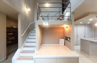 スキップフロア＆吹き抜けで開放的な洗練されたグレーモダンの邸宅 - 空感考房CO.CO - スキップフロア