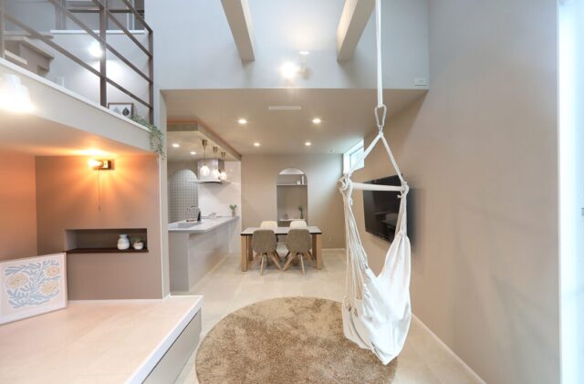 スキップフロア&吹き抜けで開放的な洗練されたグレーモダンの邸宅 - 空感考房CO.CO - LDK