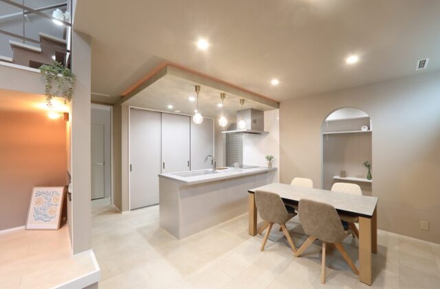 スキップフロア&吹き抜けで開放的な洗練されたグレーモダンの邸宅 - 空感考房CO.CO - キッチン・ダイニング