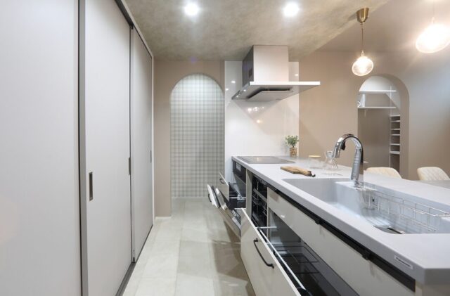 スキップフロア&吹き抜けで開放的な洗練されたグレーモダンの邸宅 - 空感考房CO.CO - キッチン