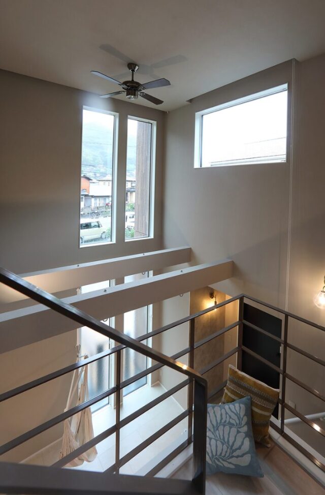 スキップフロア&吹き抜けで開放的な洗練されたグレーモダンの邸宅 - 空感考房CO.CO - 吹き抜け