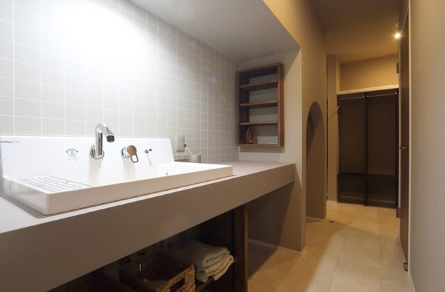 スキップフロア&吹き抜けで開放的な洗練されたグレーモダンの邸宅 - 空感考房CO.CO - 洗面スペース