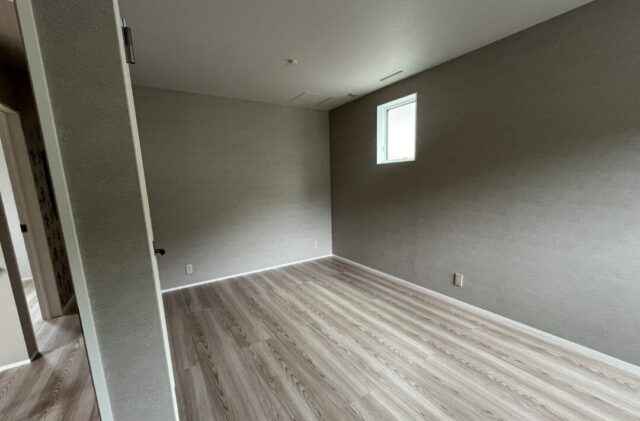 スキップフロア&吹き抜けで開放的な洗練されたグレーモダンの邸宅 - 空感考房CO.CO - 洋室