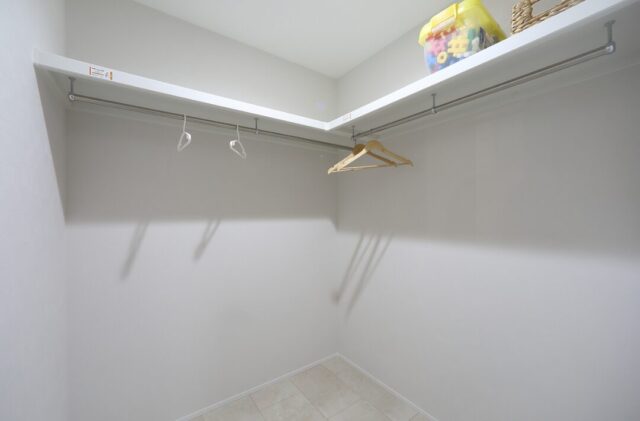 スキップフロア&吹き抜けで開放的な洗練されたグレーモダンの邸宅 - 空感考房CO.CO - 収納