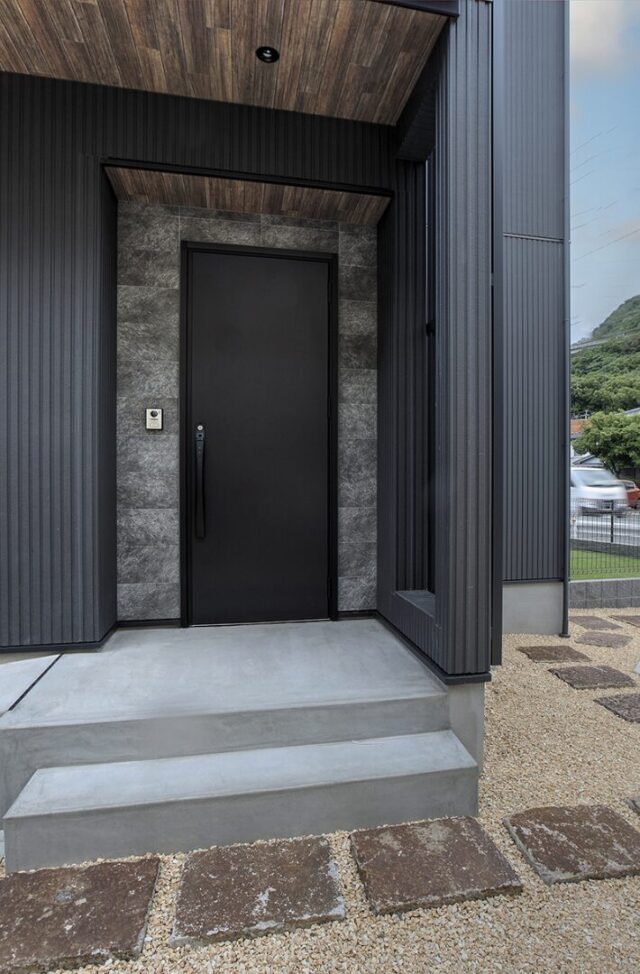 スキップフロア&吹き抜けで開放的な洗練されたグレーモダンの邸宅 - 空感考房CO.CO - 玄関