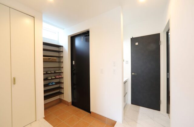 降り注ぐ開放的なモダンハウス - 空感考房CO.CO - 玄関