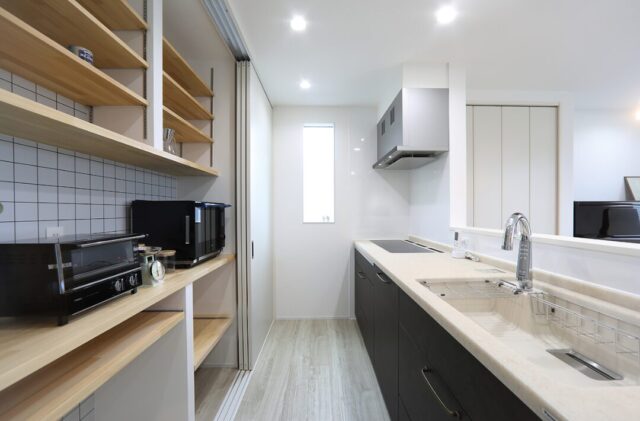 降り注ぐ開放的なモダンハウス - 空感考房CO.CO - キッチン