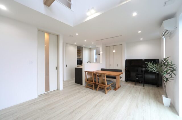 降り注ぐ開放的なモダンハウス - 空感考房CO.CO - LDK・吹き抜け