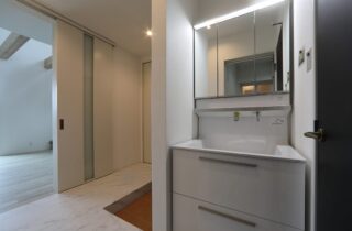 降り注ぐ開放的なモダンハウス - 空感考房CO.CO - 洗面スペース