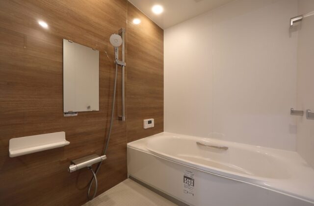 降り注ぐ開放的なモダンハウス - 空感考房CO.CO - 浴室