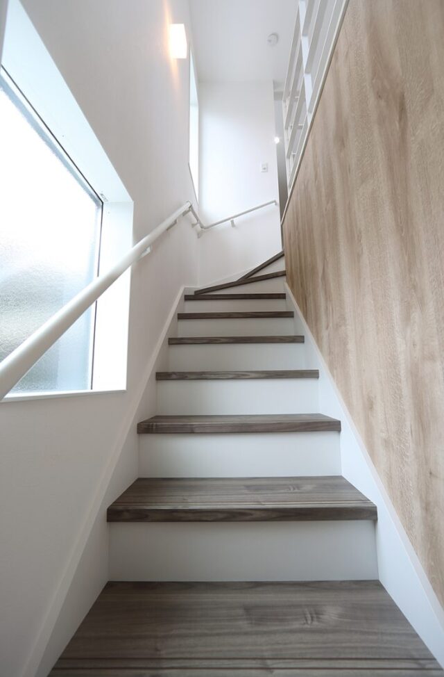 降り注ぐ開放的なモダンハウス - 空感考房CO.CO - 階段