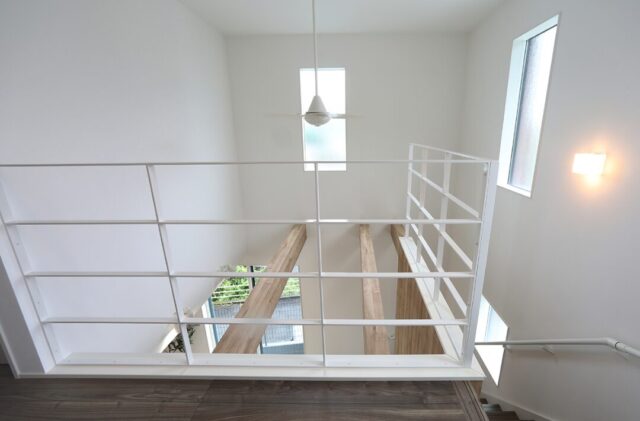 降り注ぐ開放的なモダンハウス - 空感考房CO.CO - 吹き抜け