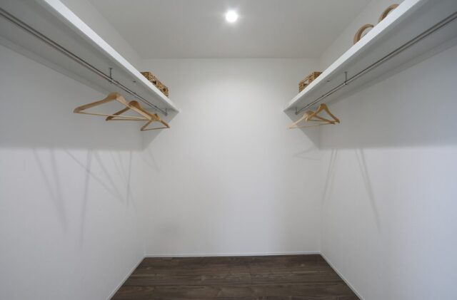 降り注ぐ開放的なモダンハウス - 空感考房CO.CO - ウォークインクローゼット