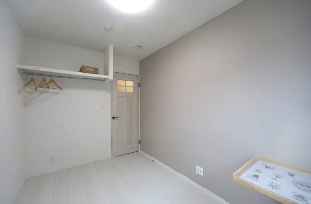 吹き抜けが心地よい光が降り注ぐ開放的なモダンハウス - 空感考房CO.CO - 洋室