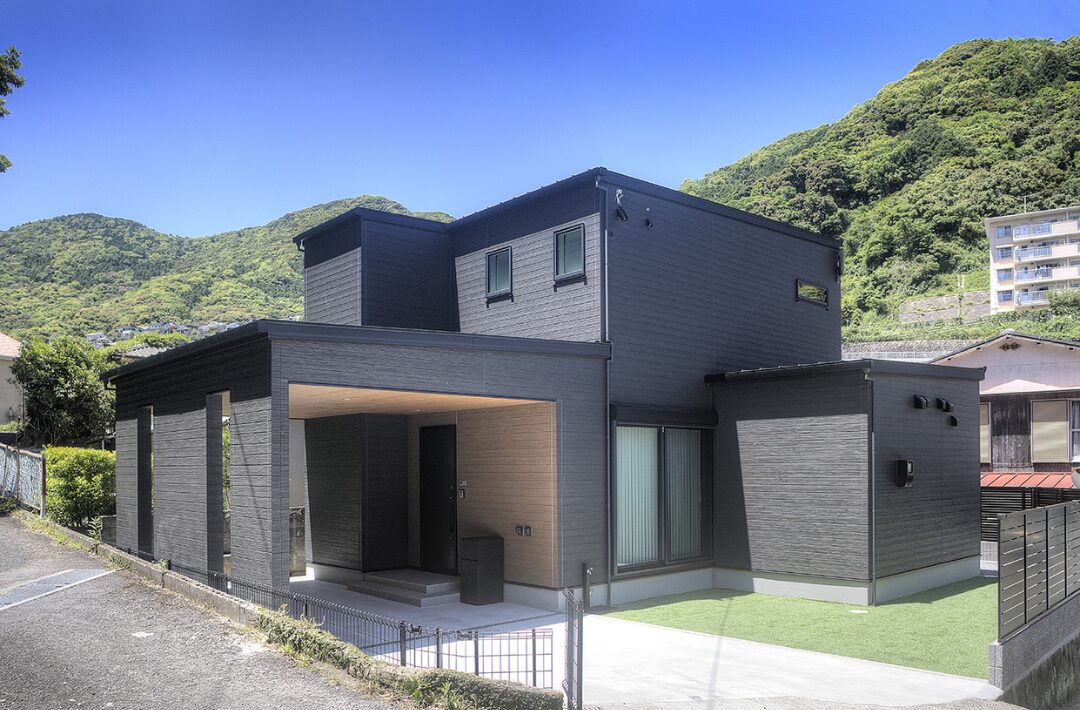 ダイナミックな外観の車寄せが叶える機能美と大人モダンが融合する住まい - 空感考房CO.CO - 外観