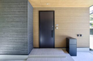 ダイナミックな外観の車寄せが叶える機能美と大人モダンが融合する住まい - 空感考房CO.CO - 玄関・外観