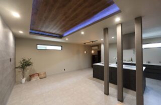 ダイナミックな外観の車寄せが叶える機能美と大人モダンが融合する住まい - 空感考房CO.CO - LDK