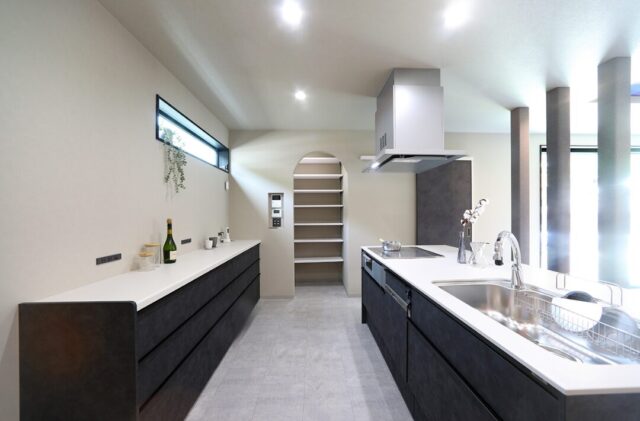 ダイナミックな外観の車寄せが叶える機能美と大人モダンが融合する住まい - 空感考房CO.CO - キッチン