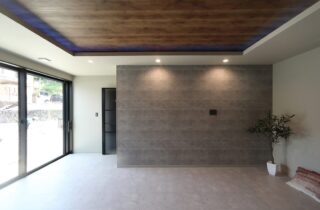 ダイナミックな外観の車寄せが叶える機能美と大人モダンが融合する住まい - 空感考房CO.CO - リビング