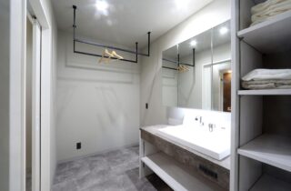 ダイナミックな外観の車寄せが叶える機能美と大人モダンが融合する住まい - 空感考房CO.CO - サニタリールーム