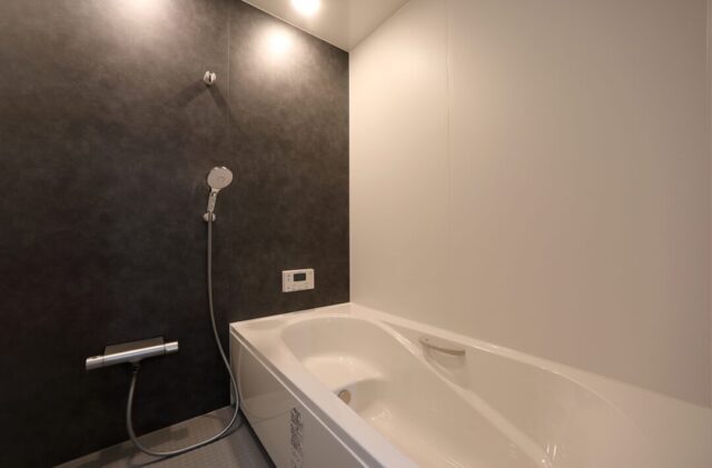 ダイナミックな外観の車寄せが叶える機能美と大人モダンが融合する住まい - 空感考房CO.CO - 浴室