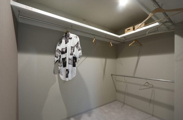 ダイナミックな外観の車寄せが叶える機能美と大人モダンが融合する住まい - 空感考房CO.CO - ウォークインクローゼット