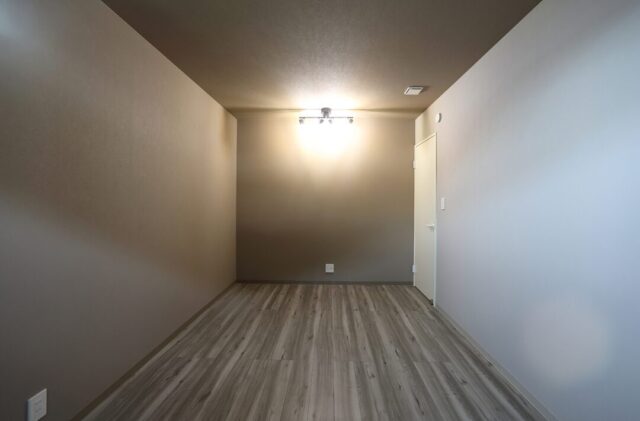 ダイナミックな外観の車寄せが叶える機能美と大人モダンが融合する住まい - 空感考房CO.CO - 洋室