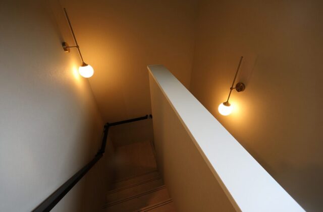 ダイナミックな外観の車寄せが叶える機能美と大人モダンが融合する住まい - 空感考房CO.CO - 階段