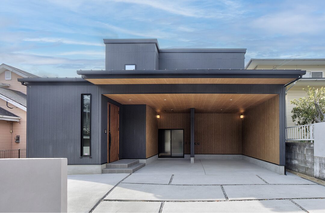 黒と木目が調和する圧倒的な造形美のインナーガレージがある大人モダン邸宅 - 空感考房CO.CO - 外観