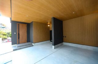 黒と木目が調和する圧倒的な造形美のインナーガレージがある大人モダン邸宅 - 空感考房CO.CO - インナーガレージ