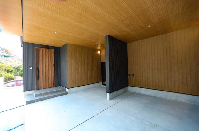 黒と木目が調和する圧倒的な造形美のインナーガレージがある大人モダン邸宅 - 空感考房CO.CO - インナーガレージ