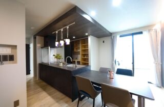 黒と木目が調和する圧倒的な造形美のインナーガレージがある大人モダン邸宅 - 空感考房CO.CO - ダイニング・キッチン