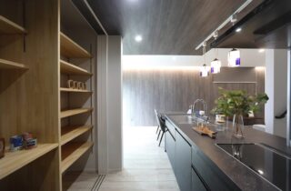 黒と木目が調和する圧倒的な造形美のインナーガレージがある大人モダン邸宅 - 空感考房CO.CO - キッチン